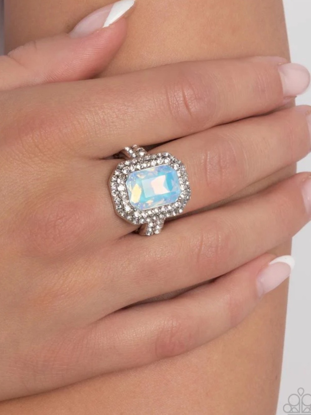 🩵💎🩵 “FACETED FIDELITY” BLUE IRIDESCENT RING ~ PAPARAZZI❗️ 🩵💎🩵 - Picture 2 of 6